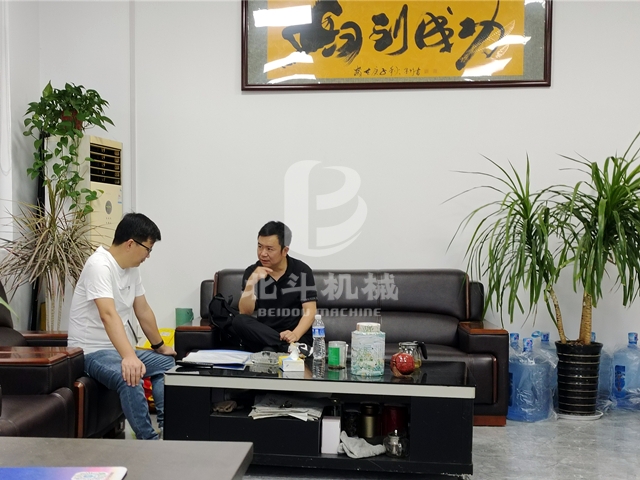 客戶(hù)參觀(guān)秸稈粉碎機(jī)先進(jìn)的自動(dòng)化控制系統(tǒng)